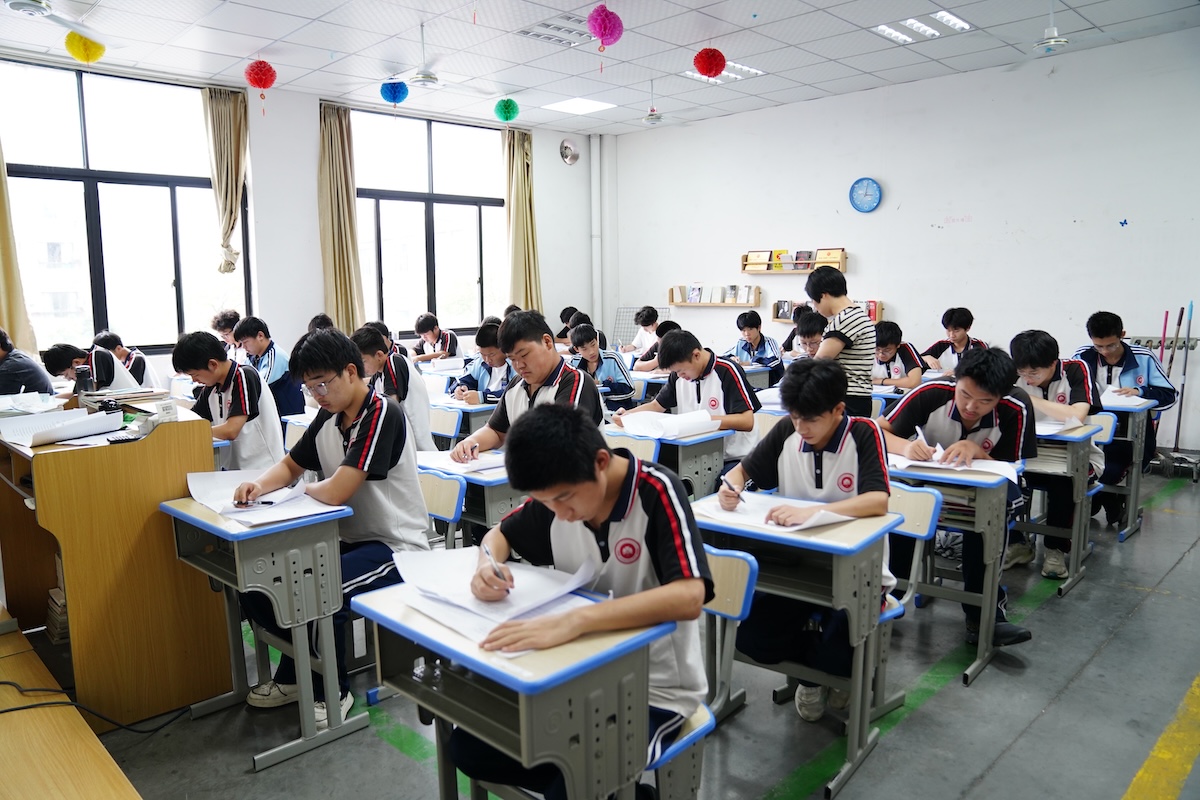 杭现期末考试规范有序进行 坚守诚信展现学生风采