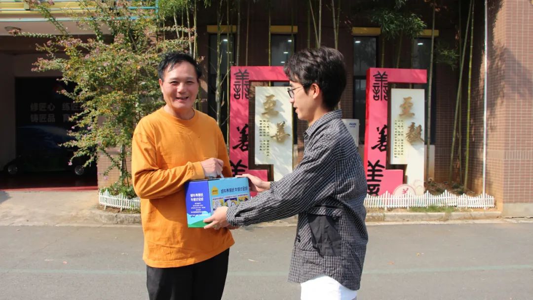 情暖重阳 致敬芳华：杭现为年长教职工送温暖