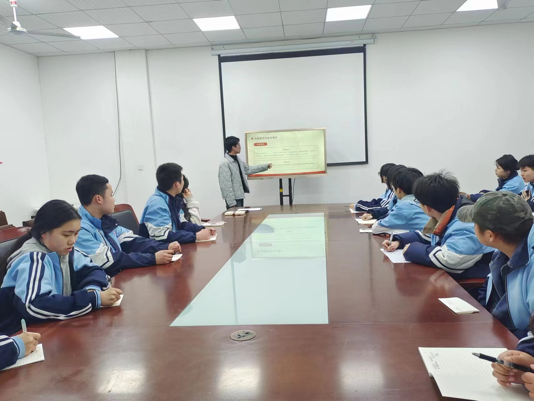 凝聚青春力量 共筑时代梦想：杭现举行团干部专题培训会