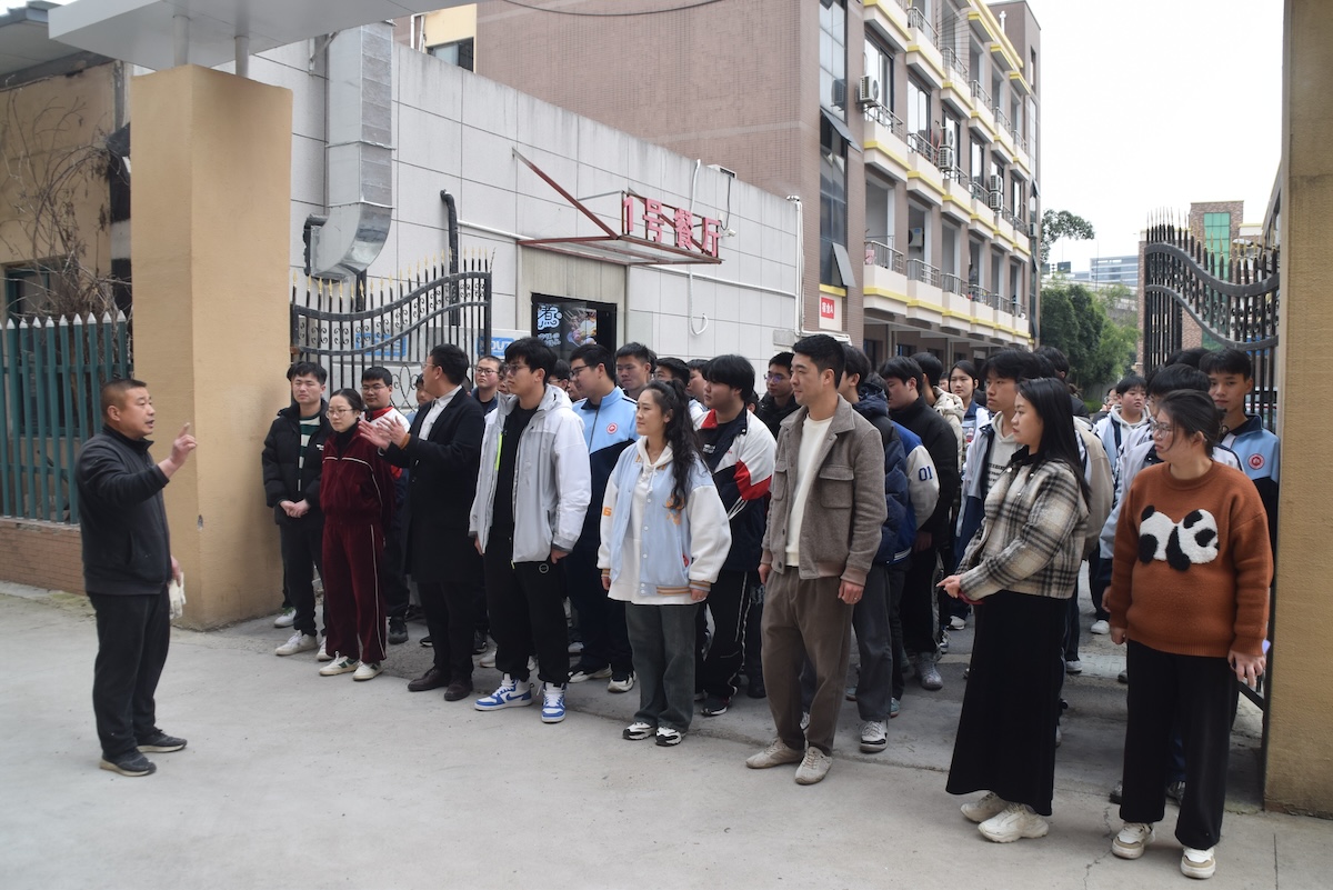 学雷锋，杭现师生一直在路上