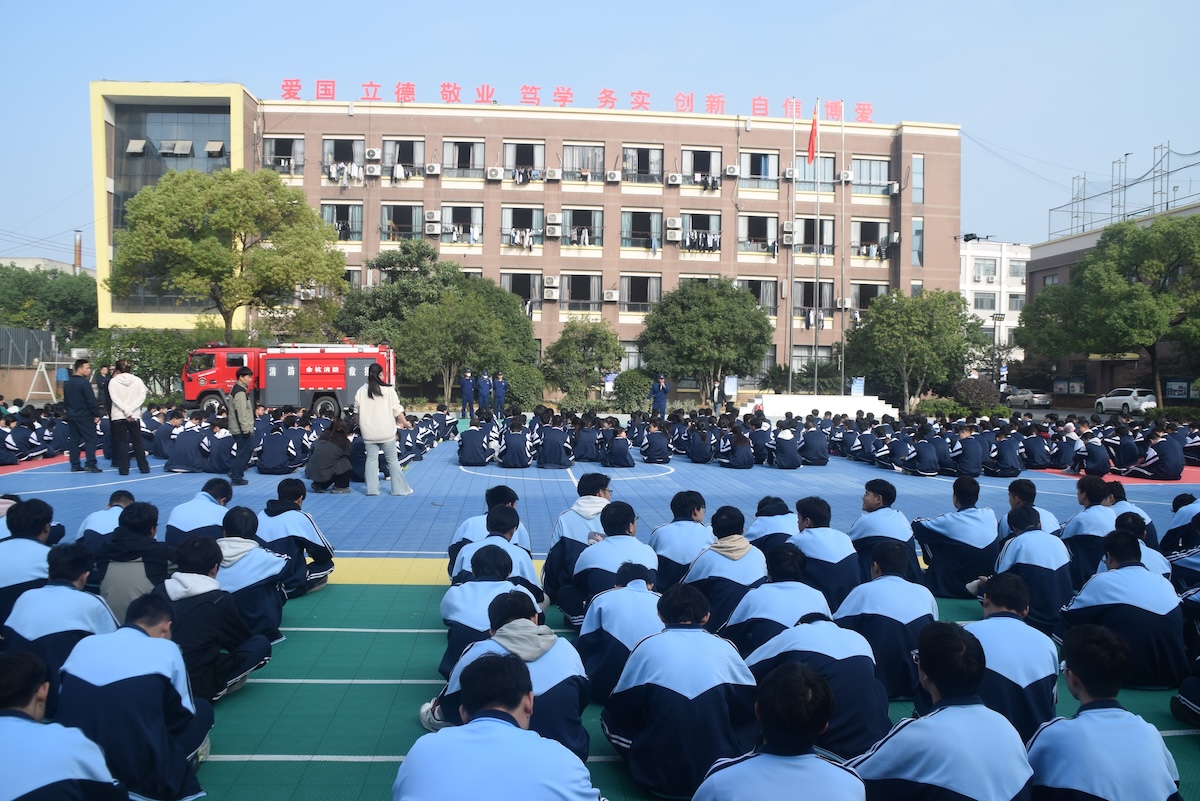 高度培养自救能力！杭现举行学生宿舍消防安全应急演练